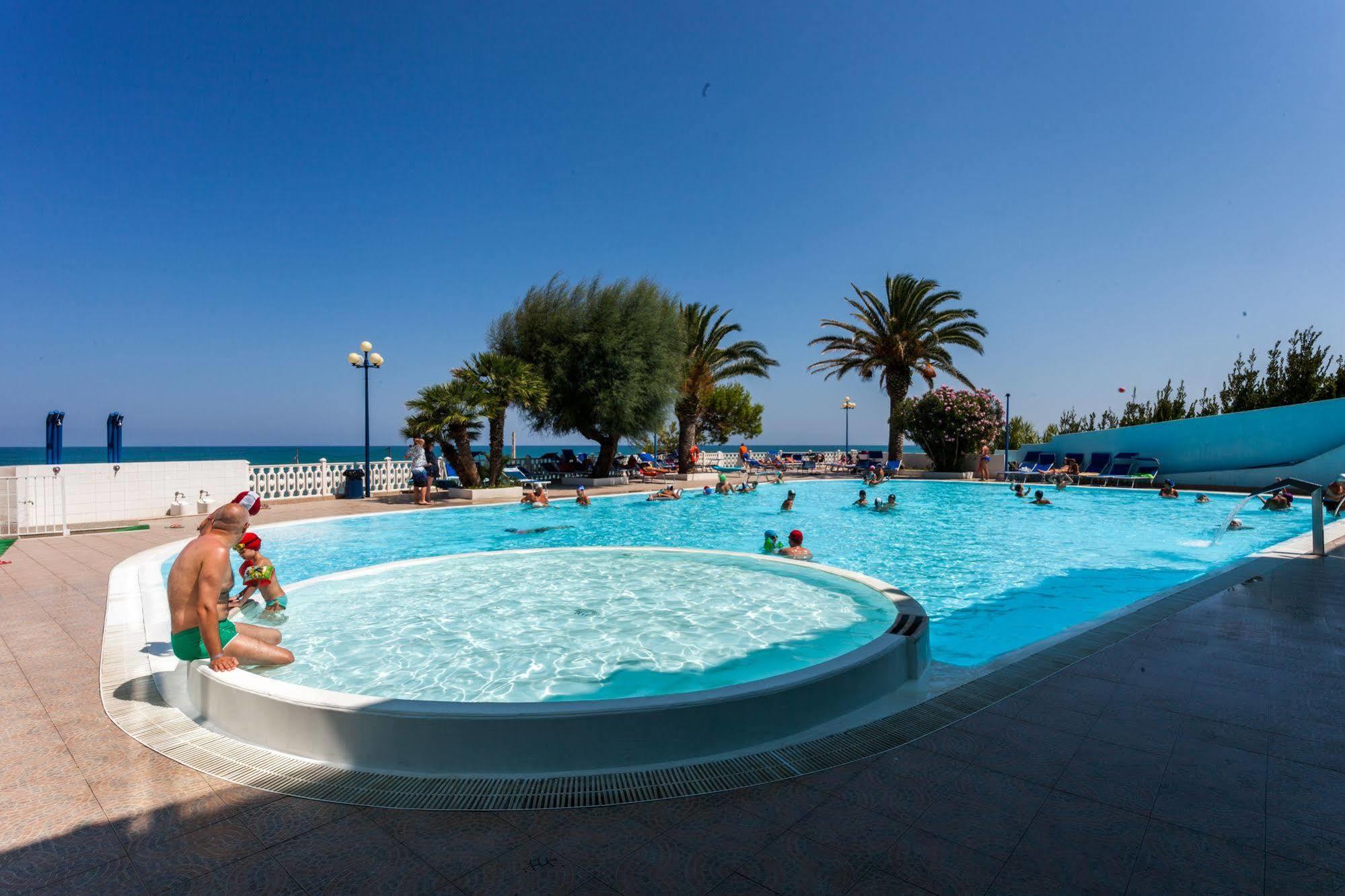 Hotel Baia Santa Barbara Rodi Garganico Buitenkant foto