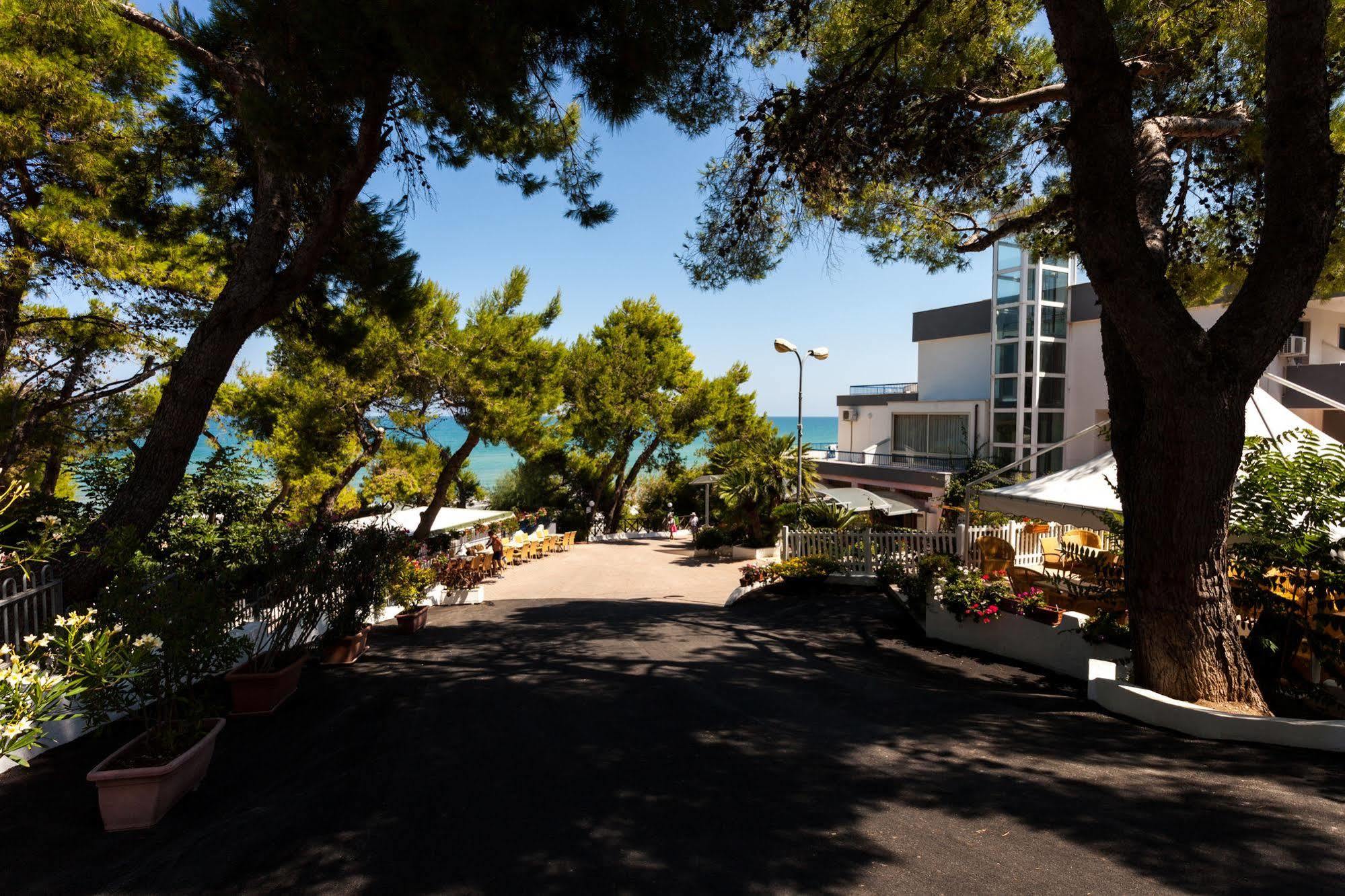 Hotel Baia Santa Barbara Rodi Garganico Buitenkant foto